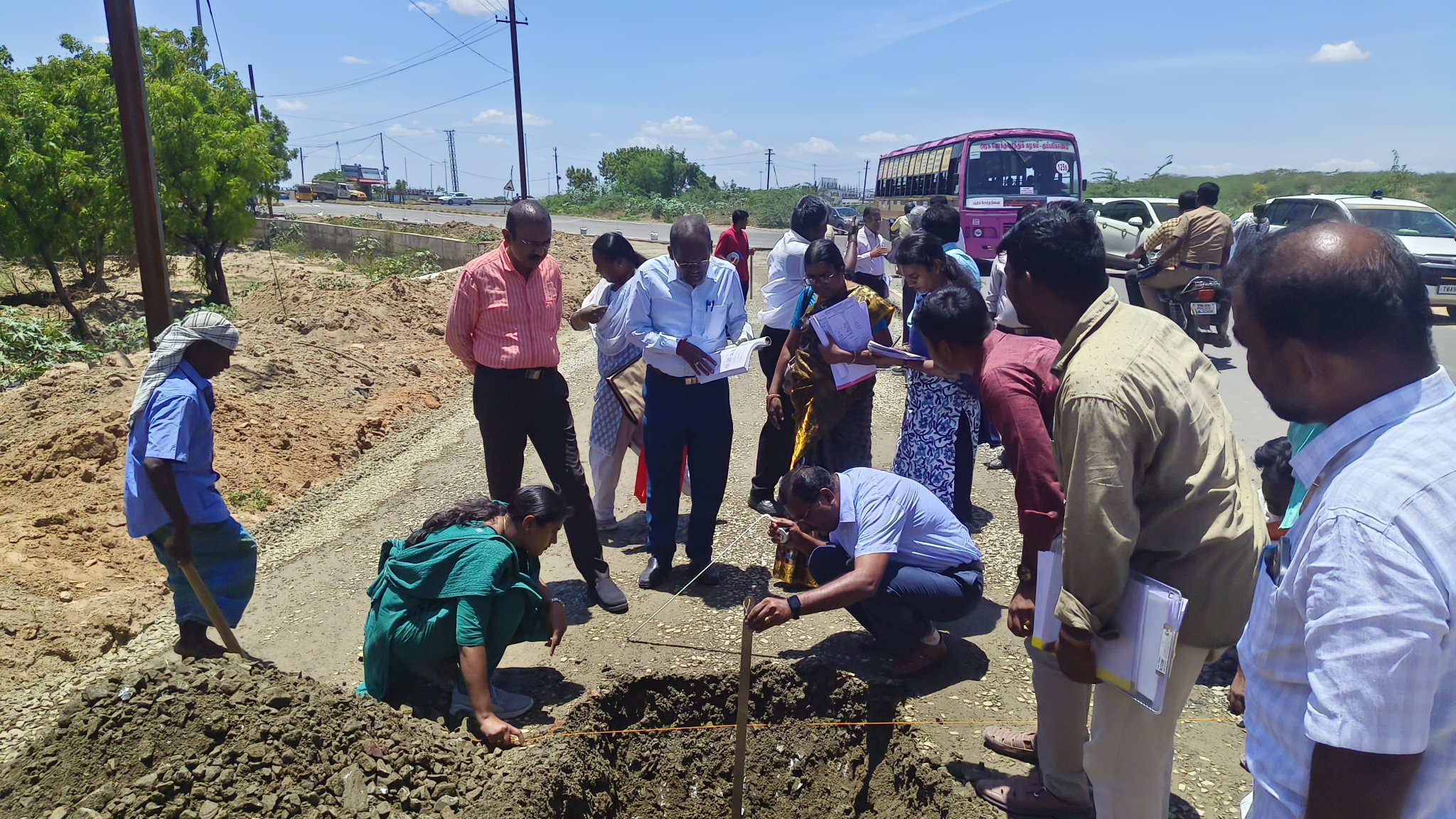 திருச்சியில் சாலை திட்டப்பணிகளை நெடுஞ்சாலைத்துறை செயலாளர் ஆய்வு